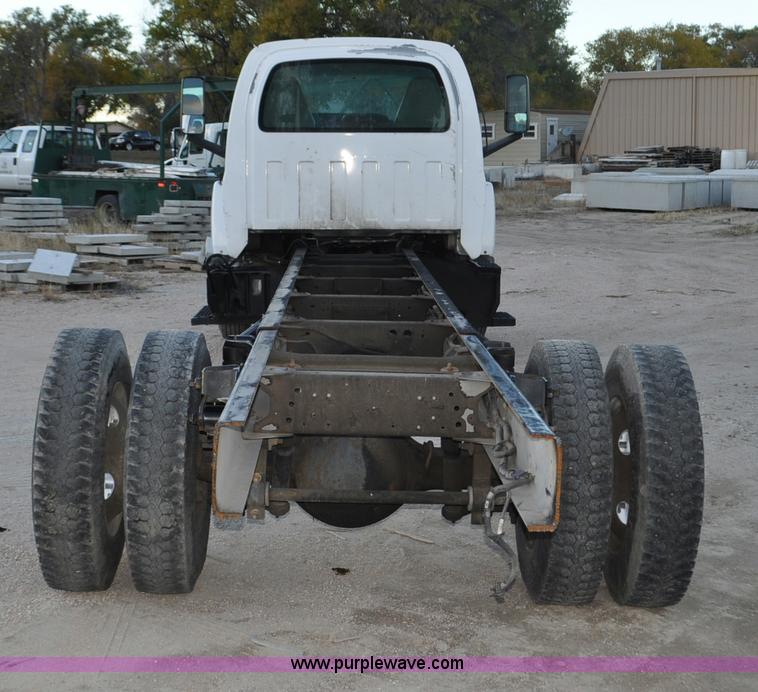 image for item G7021 2006 GMC C6500 truck cab and chassis