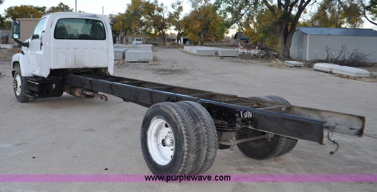 image for item G7021 2006 GMC C6500 truck cab and chassis