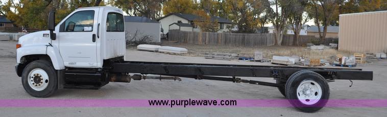 image for item G7021 2006 GMC C6500 truck cab and chassis