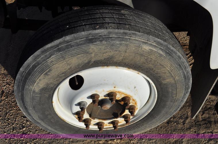 image for item G7021 2006 GMC C6500 truck cab and chassis