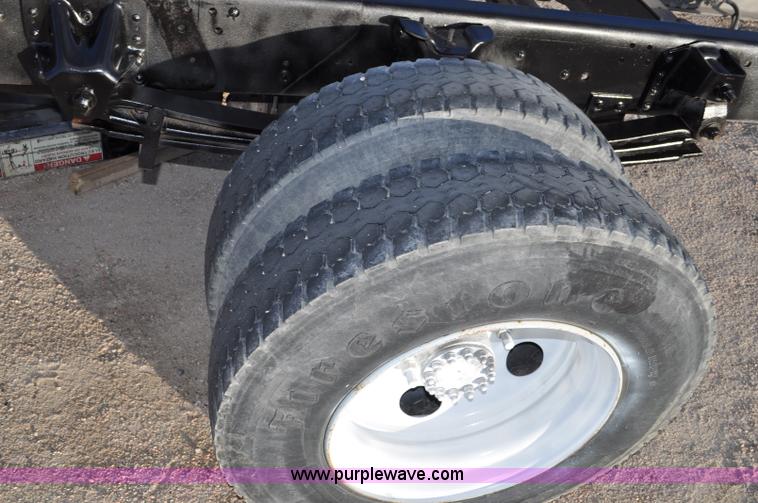 image for item G7021 2006 GMC C6500 truck cab and chassis