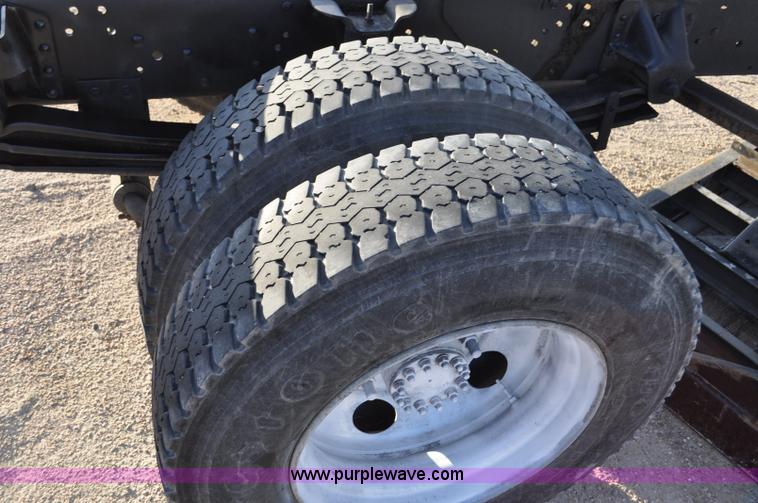 image for item G7021 2006 GMC C6500 truck cab and chassis