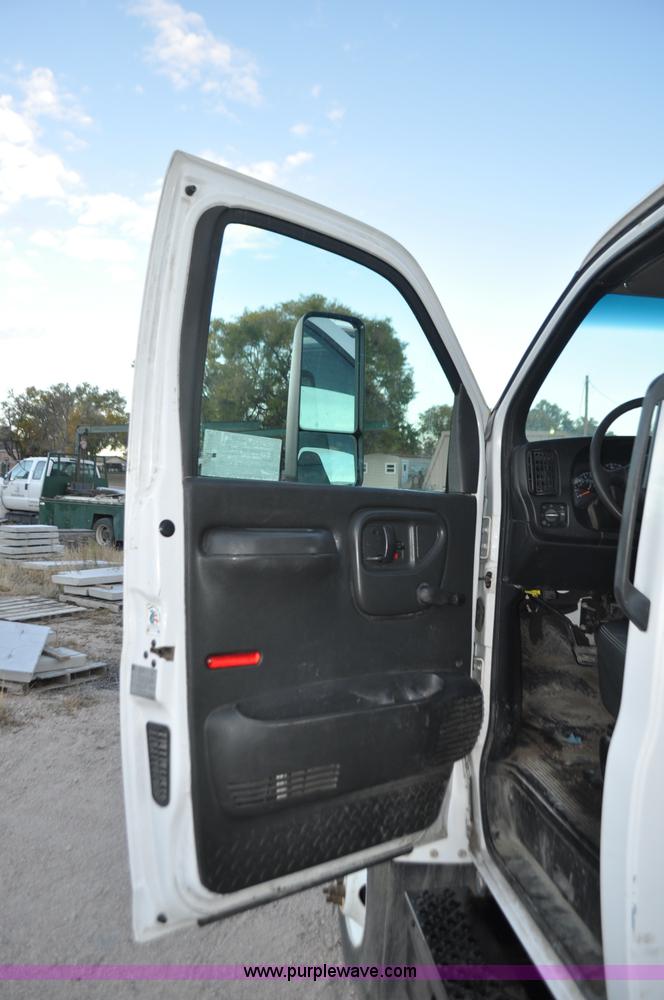 image for item G7021 2006 GMC C6500 truck cab and chassis