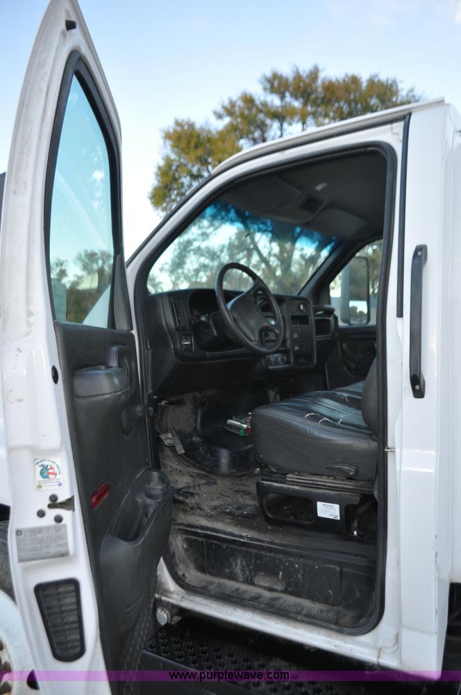 image for item G7021 2006 GMC C6500 truck cab and chassis