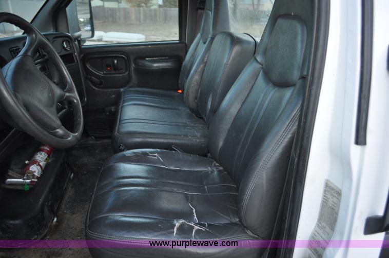 image for item G7021 2006 GMC C6500 truck cab and chassis