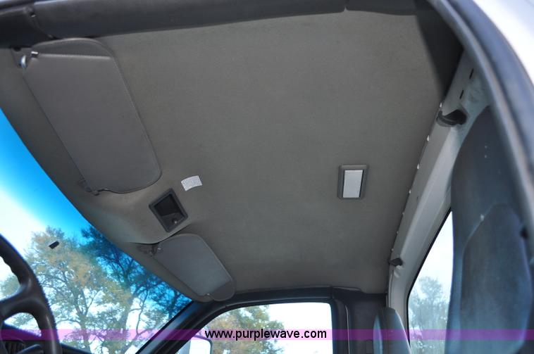 image for item G7021 2006 GMC C6500 truck cab and chassis