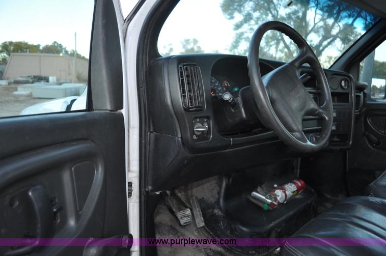 image for item G7021 2006 GMC C6500 truck cab and chassis