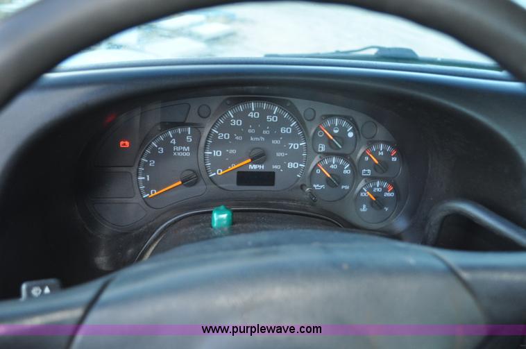 image for item G7021 2006 GMC C6500 truck cab and chassis