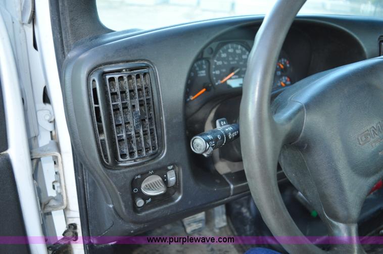 image for item G7021 2006 GMC C6500 truck cab and chassis