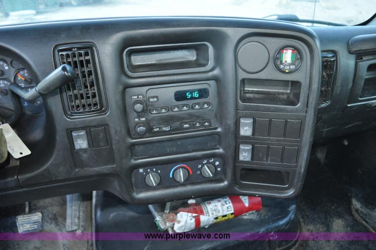 image for item G7021 2006 GMC C6500 truck cab and chassis