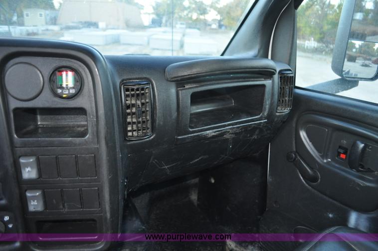 image for item G7021 2006 GMC C6500 truck cab and chassis