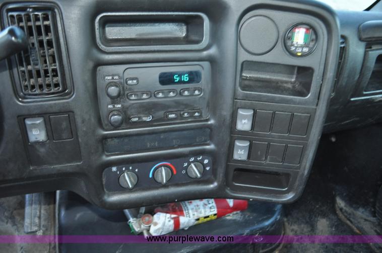 image for item G7021 2006 GMC C6500 truck cab and chassis