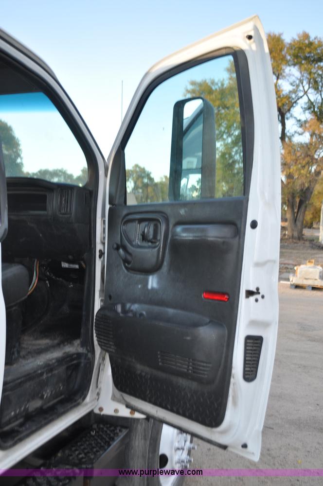 image for item G7021 2006 GMC C6500 truck cab and chassis