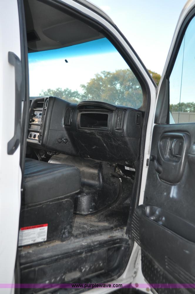 image for item G7021 2006 GMC C6500 truck cab and chassis