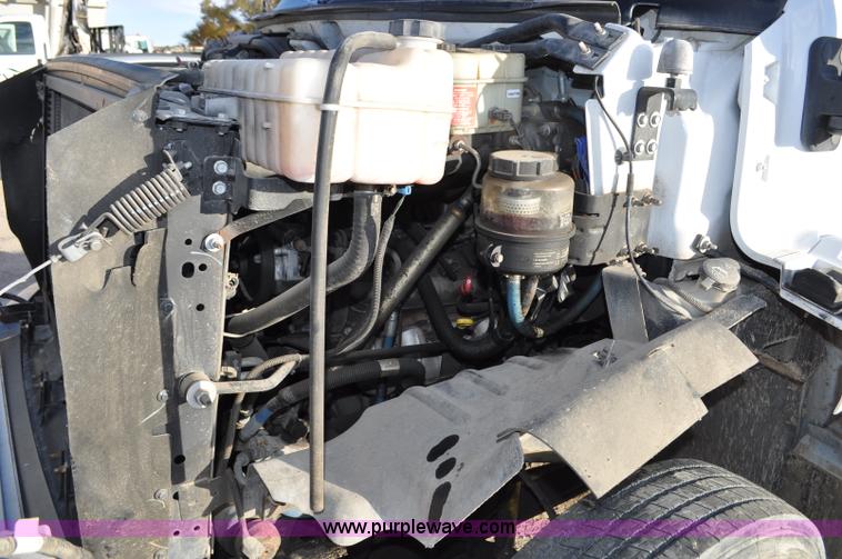 image for item G7021 2006 GMC C6500 truck cab and chassis