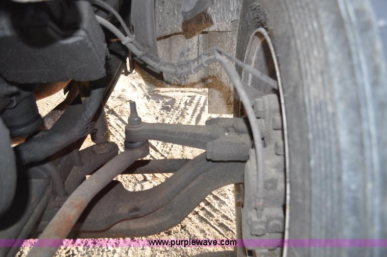 image for item G7021 2006 GMC C6500 truck cab and chassis