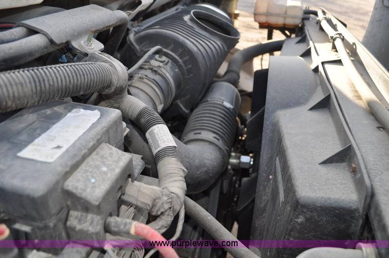 image for item G7021 2006 GMC C6500 truck cab and chassis