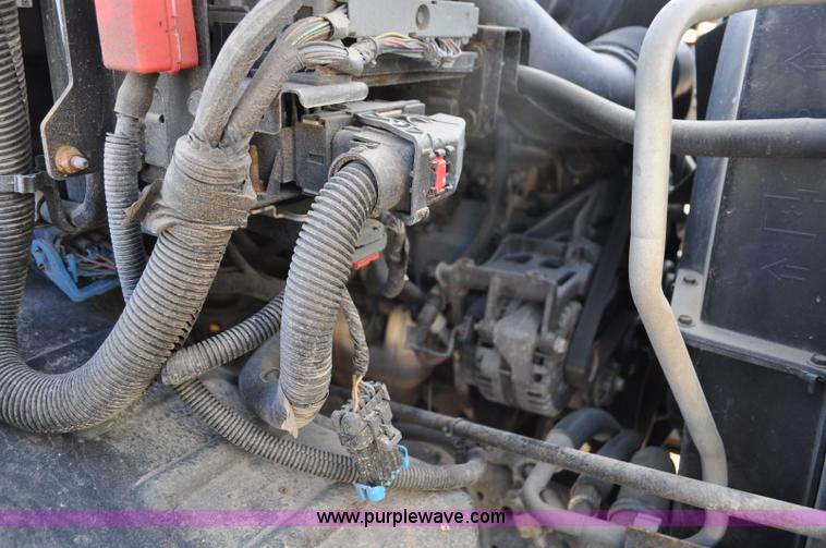 image for item G7021 2006 GMC C6500 truck cab and chassis