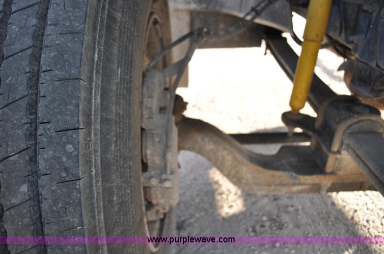 image for item G7021 2006 GMC C6500 truck cab and chassis