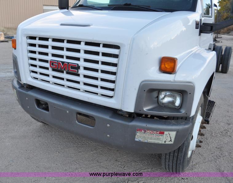 image for item G7021 2006 GMC C6500 truck cab and chassis