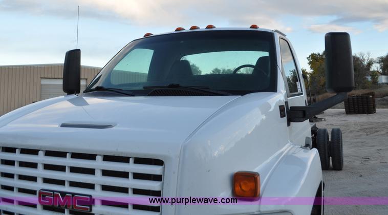 image for item G7021 2006 GMC C6500 truck cab and chassis