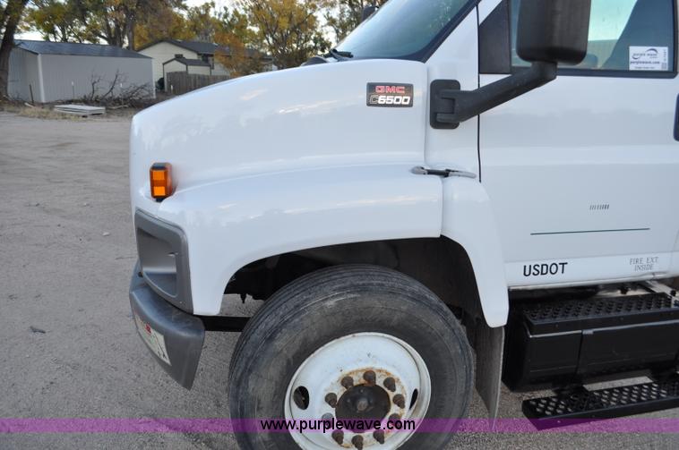 image for item G7021 2006 GMC C6500 truck cab and chassis