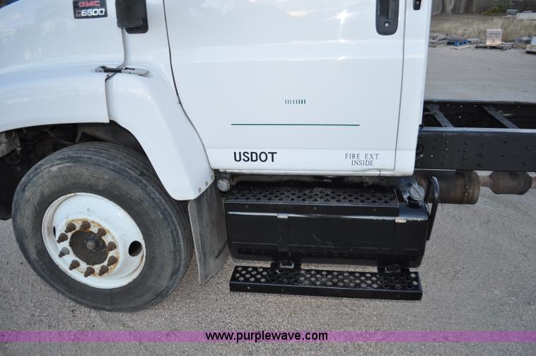 image for item G7021 2006 GMC C6500 truck cab and chassis