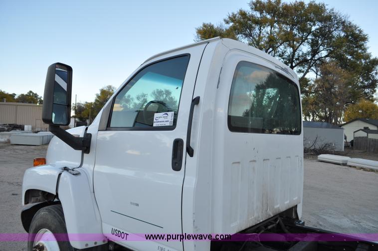 image for item G7021 2006 GMC C6500 truck cab and chassis