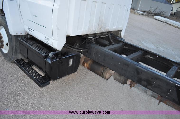image for item G7021 2006 GMC C6500 truck cab and chassis