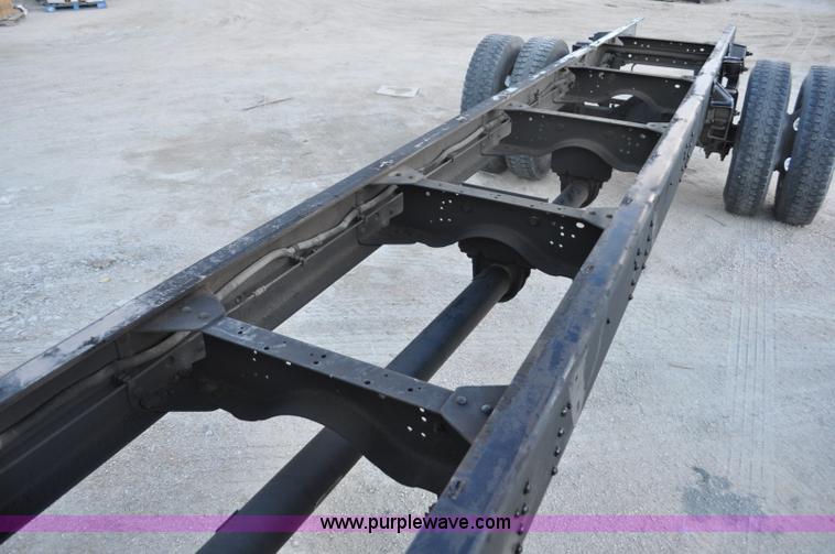 image for item G7021 2006 GMC C6500 truck cab and chassis