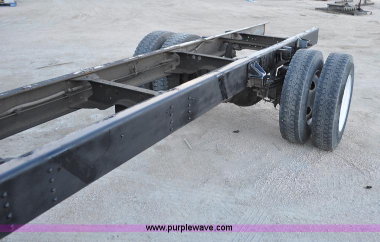 image for item G7021 2006 GMC C6500 truck cab and chassis