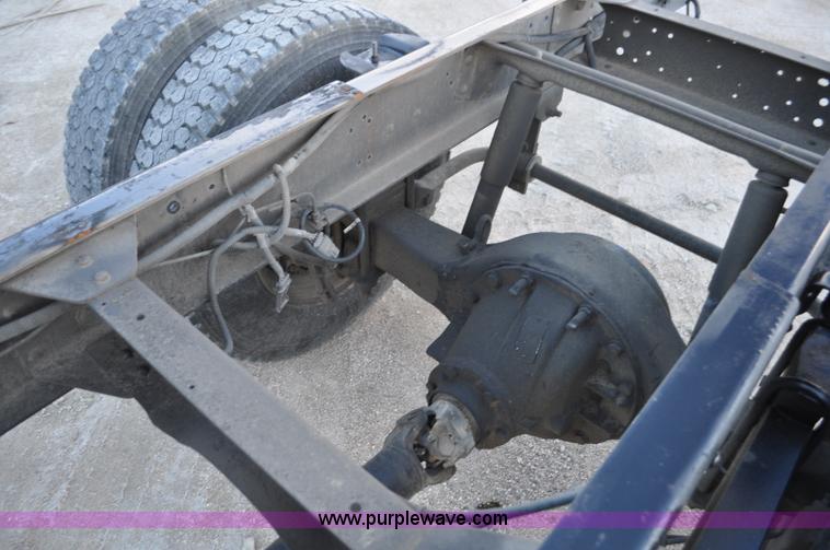 image for item G7021 2006 GMC C6500 truck cab and chassis