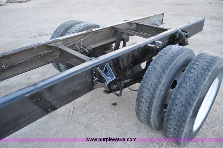 image for item G7021 2006 GMC C6500 truck cab and chassis