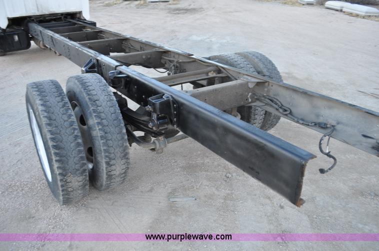 image for item G7021 2006 GMC C6500 truck cab and chassis