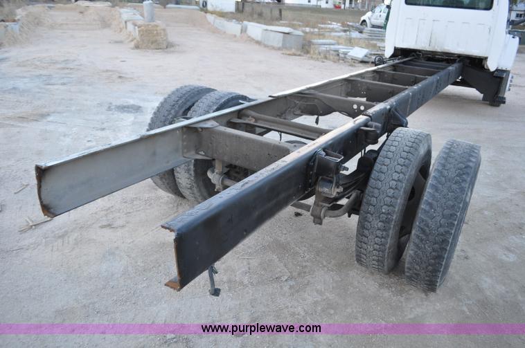image for item G7021 2006 GMC C6500 truck cab and chassis