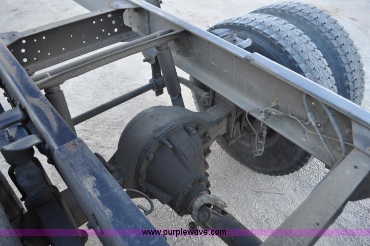 image for item G7021 2006 GMC C6500 truck cab and chassis