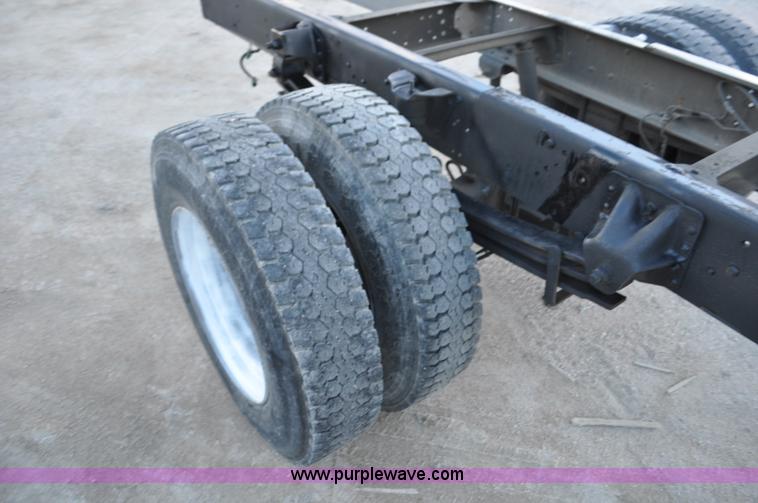 image for item G7021 2006 GMC C6500 truck cab and chassis