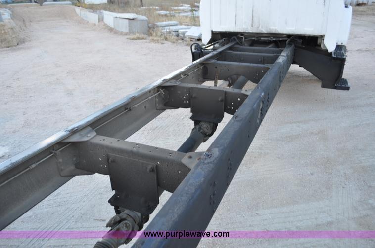 image for item G7021 2006 GMC C6500 truck cab and chassis