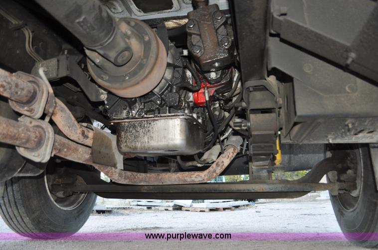 image for item G7021 2006 GMC C6500 truck cab and chassis