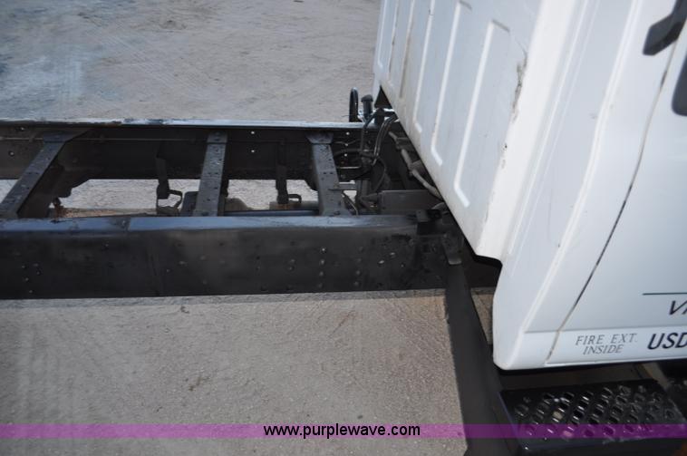 image for item G7021 2006 GMC C6500 truck cab and chassis