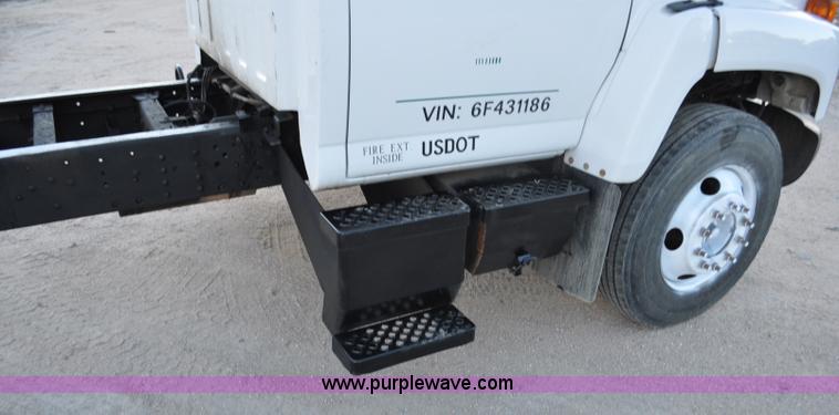 image for item G7021 2006 GMC C6500 truck cab and chassis