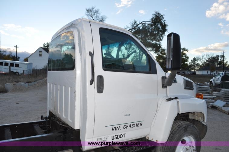 image for item G7021 2006 GMC C6500 truck cab and chassis