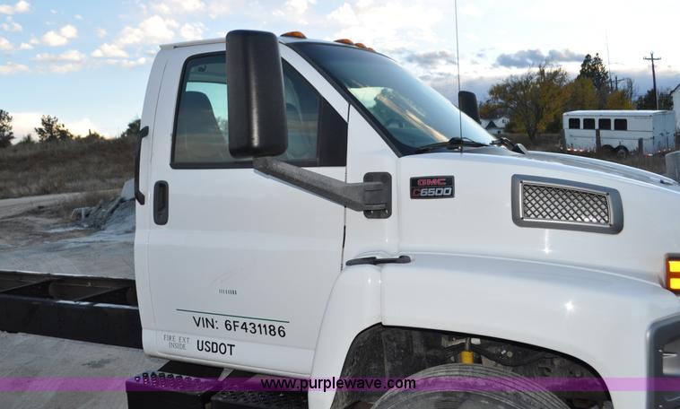image for item G7021 2006 GMC C6500 truck cab and chassis