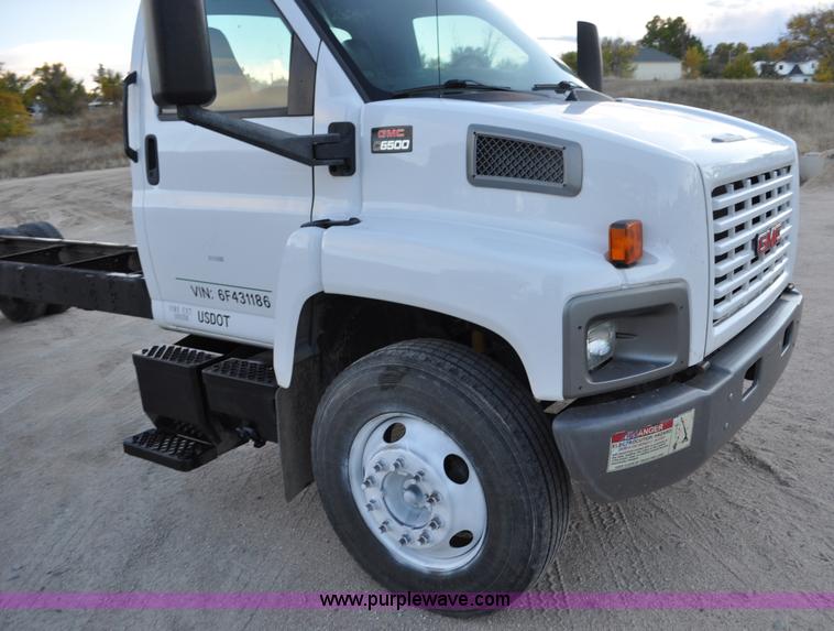 image for item G7021 2006 GMC C6500 truck cab and chassis