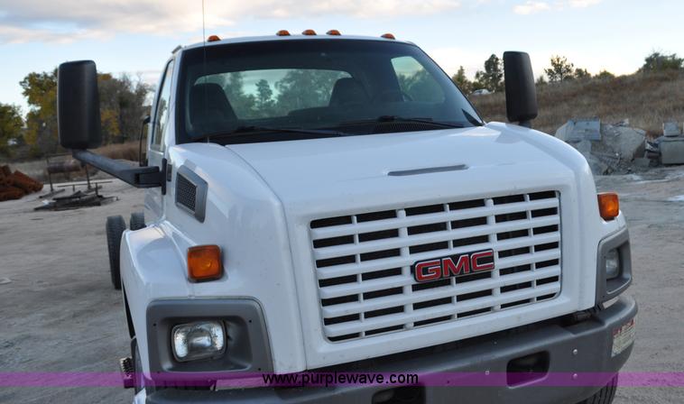 image for item G7021 2006 GMC C6500 truck cab and chassis