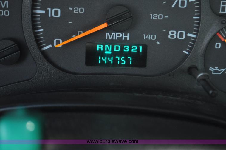 image for item G7021 2006 GMC C6500 truck cab and chassis