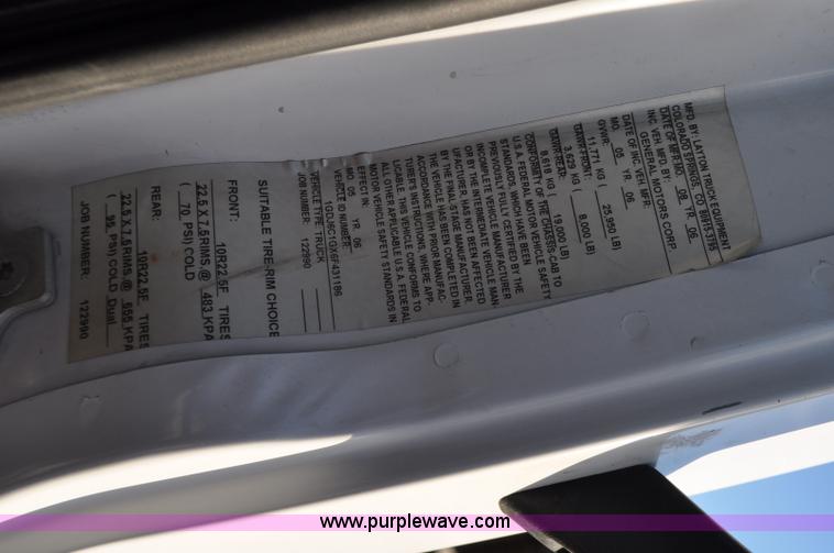 image for item G7021 2006 GMC C6500 truck cab and chassis