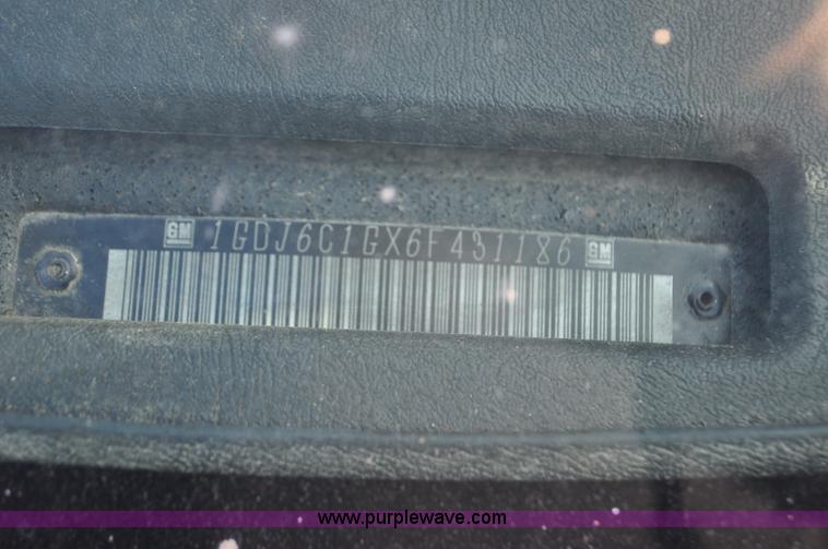 image for item G7021 2006 GMC C6500 truck cab and chassis