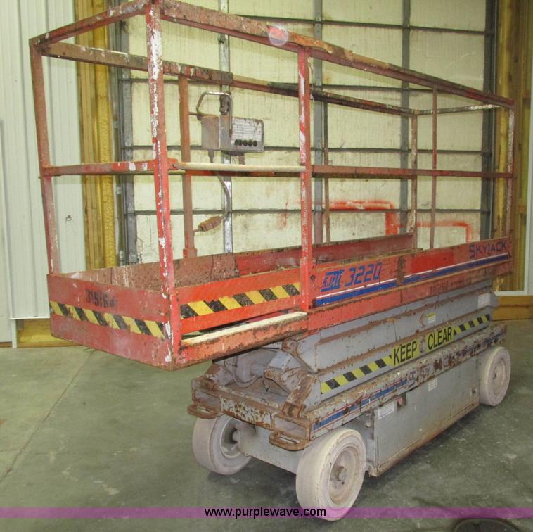 image for item H1030 1999 Skyjack SJIII 3220 scissor lift