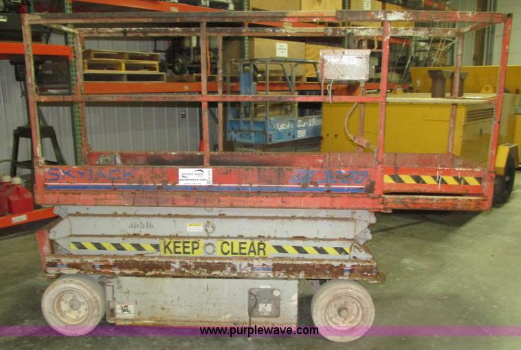 image for item H1030 1999 Skyjack SJIII 3220 scissor lift